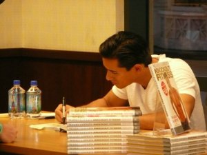 mario lopez book signing 027